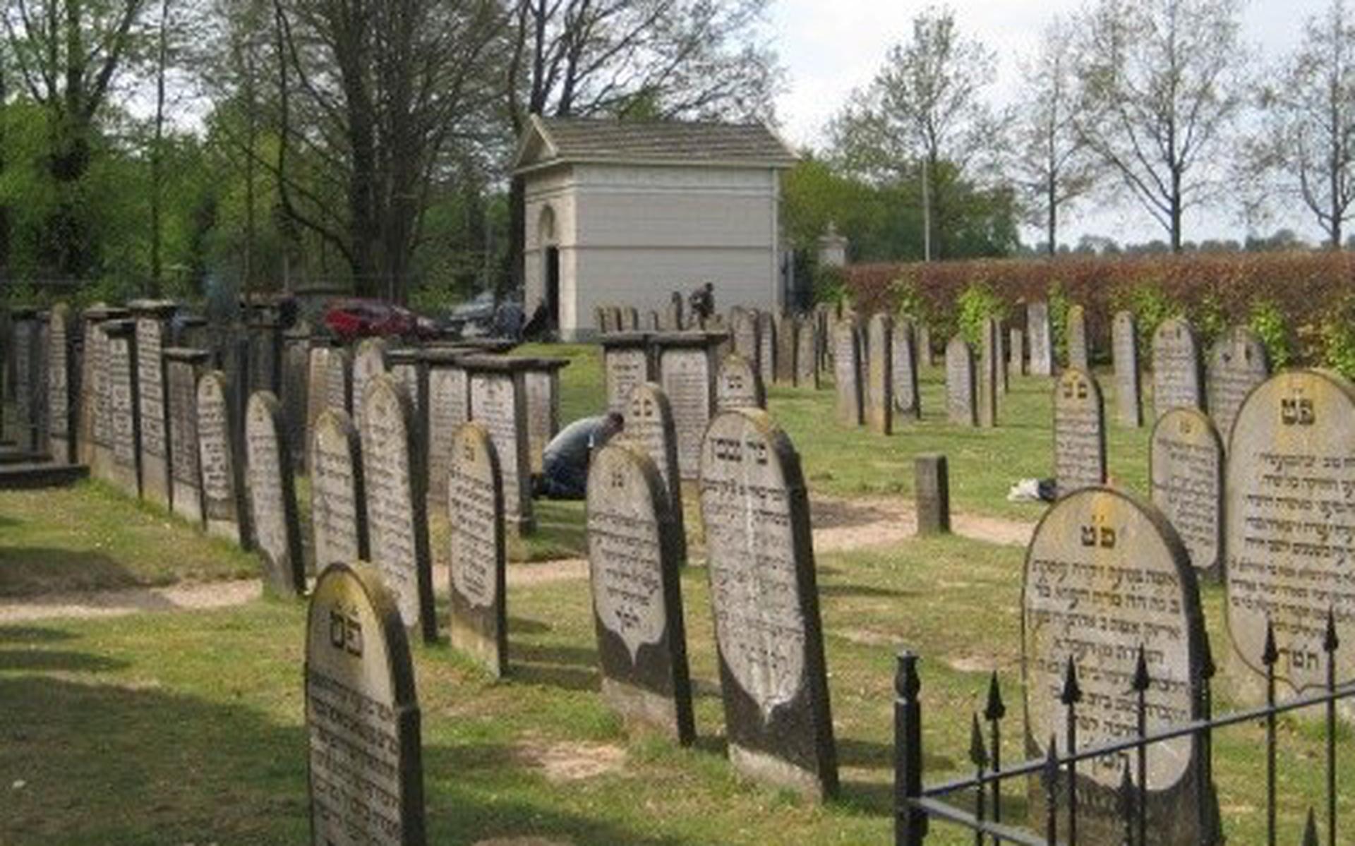 Wie Helpt Mee Het Groen Rond De Graven Op De Joodse Begraafplaats In Meppel Te Fatsoeneren